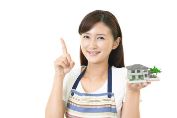 Obraz premium 住宅模型を持つ女性