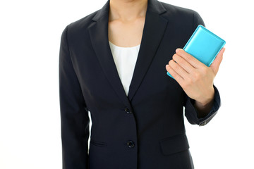 スマートフォンを持つ女性