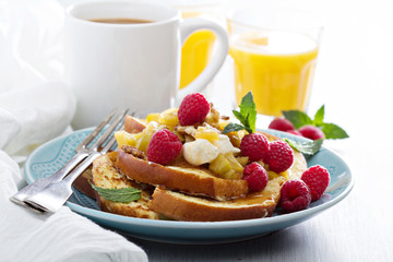 French toasts with apples and mascarpone cheese