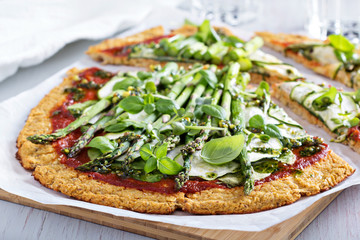 Cauliflower pizza with zucchini and asparagus