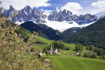 ドロミティ地方のサン・マグダレナ教会とオードレ山脈