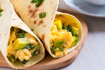 Foto auf Acrylglas Avocado scrambled egg wraps © istetiana