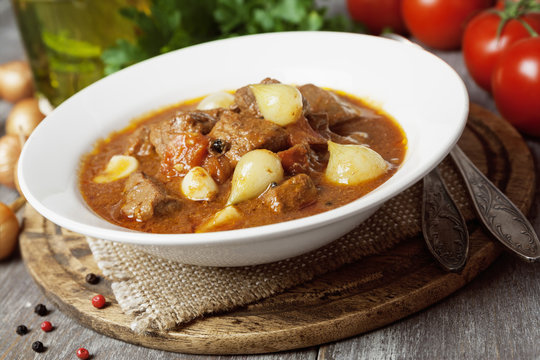 Stewed beef with onions and tomatoes, stifado