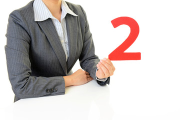 数字を持つ女性