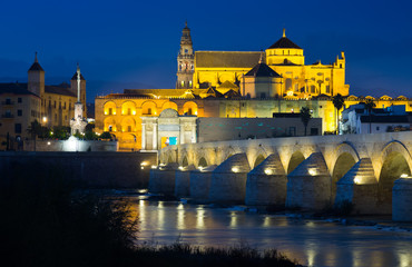 Fototapeta na wymiar View of Mosque-cathedral of Cordoba and Roman bridge