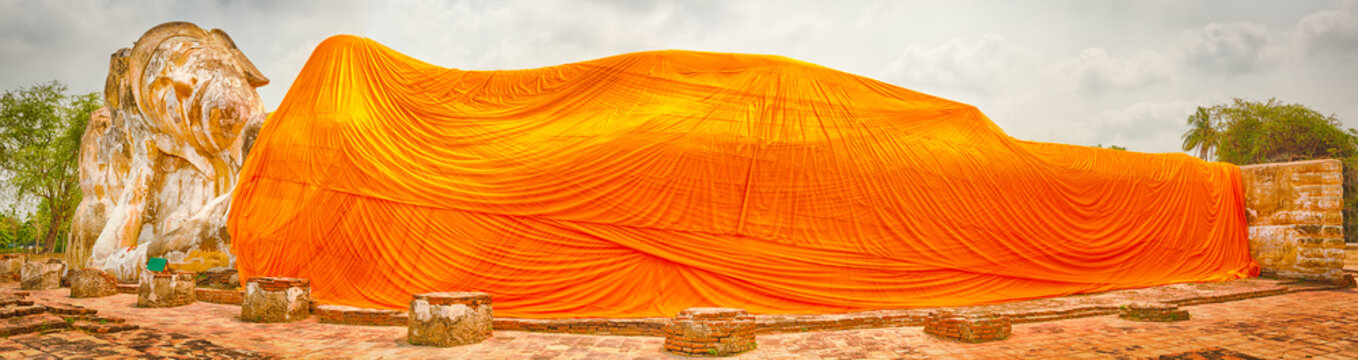 Reclining Buddha in Wat Lokayasutharam
