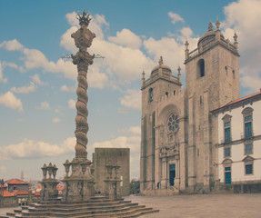 Fototapeta na wymiar Pillory and Se Cathedral in Porto