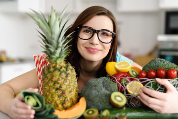 glückliche junge frau umarmt obst und gemüse