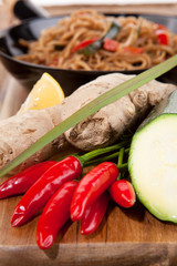 Rustikaler Nudelsnack in der Pfanne mit frischem Gemüse