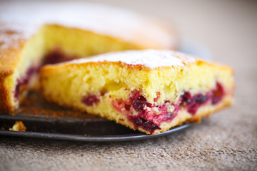 sponge cake with berries