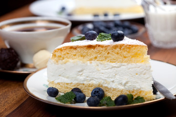 Käsekuchen mit Minze und Beeren, Kuchen und Milch