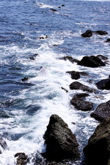 Agua de mar en el rompeolas