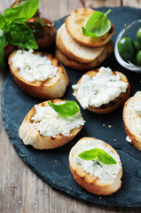 Italian crostini with gorgonzola