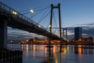 Fototapeta na wymiar Night Krasnoyarsk, a pedestrian bridge over the Yenisei