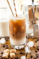 Kaffee mit Milch und Eiswuerfeln
