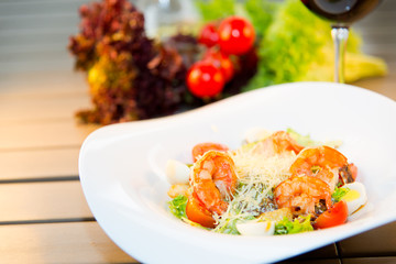 Салат Цезарь с креветками