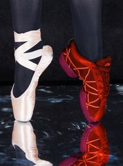 Ballerina -Tänzerin  - Beine mit Spitzenschuh und  roten Sportschuh auf schwarzen Hintergrund © Frozen Action