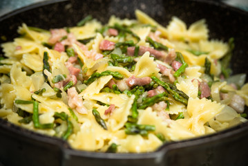 Farfalle con asparagi e bacon, pasta italiana
