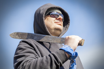 Man with machete on shoulder - obrazy, fototapety, plakaty