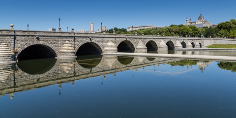 Fototapeta na wymiar Puente de Segovia en Madrid