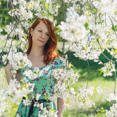 Naklejka premium Beautiful portrait of woman in the garden