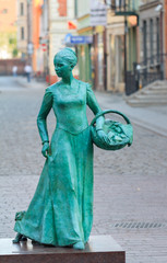 Torun, Statue of woman baker (Piernikarka) © stepmar