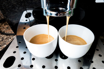 Preparazione caffè espresso con la macchina  da caffè automatica