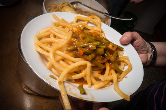 Versamento sugo sulla pasta cotta scolata