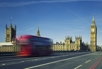 Fototapeta premium Ben and bus crossing the bridge
