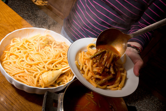 Versamento sugo sulla pasta cotta scolata