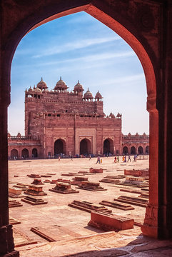 Fatehpur Sikri - Courtyard Palace with Tombs, arch framed view