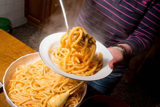 Versamento sugo sulla pasta cotta scolata