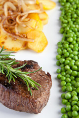 Rinderfilet mit Bratkartoffeln und Erbsen