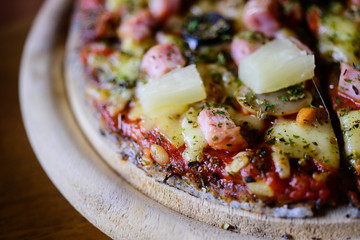 pizza Hawaiian thin crust pizza.