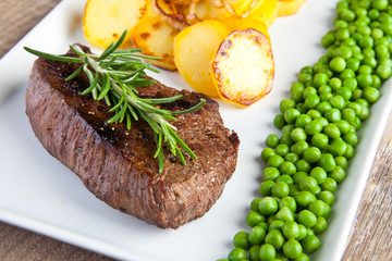 Rinderfilet mit Bratkartoffeln und Erbsen