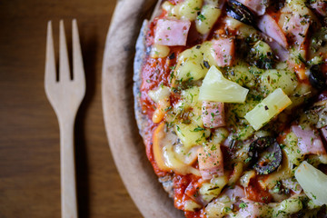 pizza Hawaiian thin crust pizza.