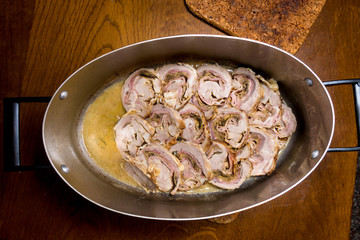 Fette di arrosto di vitello farcito nel tegame