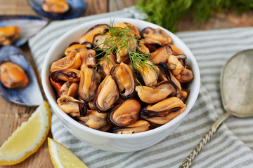Cooked mussels with lemon and herbs