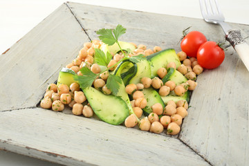 piatto vegetariano insalata ceci e zucchine