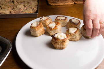Sistemazione di vol-au-vent sul piatto di portata
