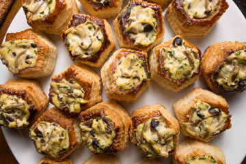 Vol-au-vent di pasta sfoglia ripieni ai funghi