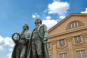 Fototapeta na wymiar Goethe-Schiller Denkmal vor Deutschen Nationaltheater Weimar