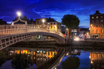 Fototapeta premium Most w Dublinie w nocy