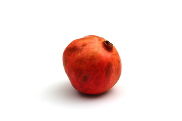 granatapfel auf weißem hintergrund