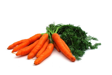 ein bund karotten auf weißem hintergrund