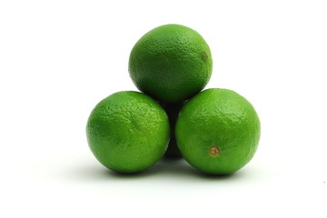 limetten auf weißem hintergrund