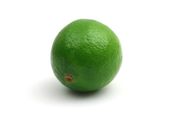 limette auf weißem hintergrund