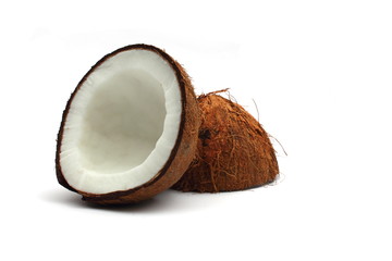 kokosnuss halbiert auf weißem hintergrund