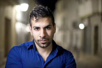 Obraz premium Young man posing in the night street