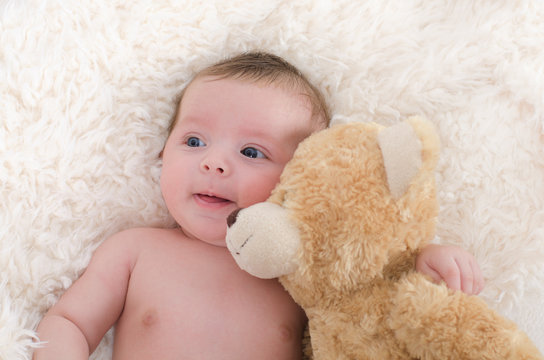 Baby spielt 